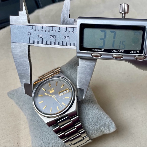Seiko 5 Men’s Automatic Watch Gray Dial 37mm - Picture 11 of 11